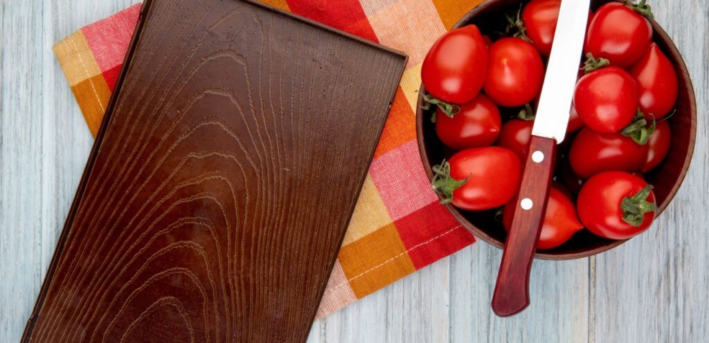 لوح تقطيع خشبي وطماطم
