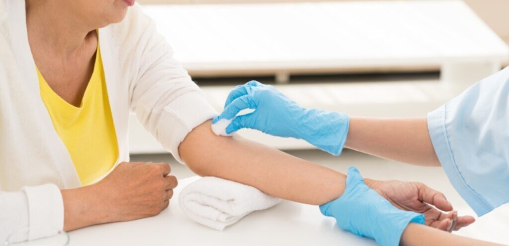 امرأة تُجري فحص جم