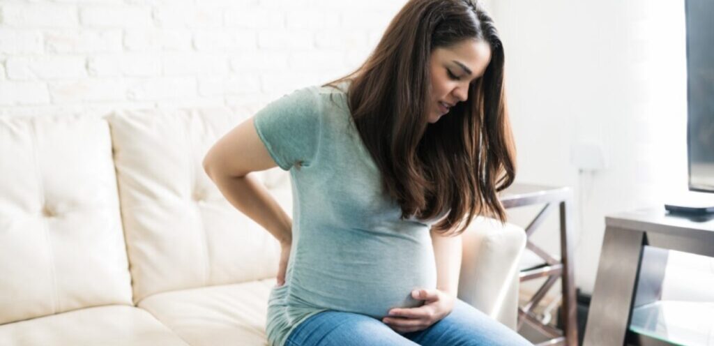 امرأة حامل تعاني من آلام في البطن