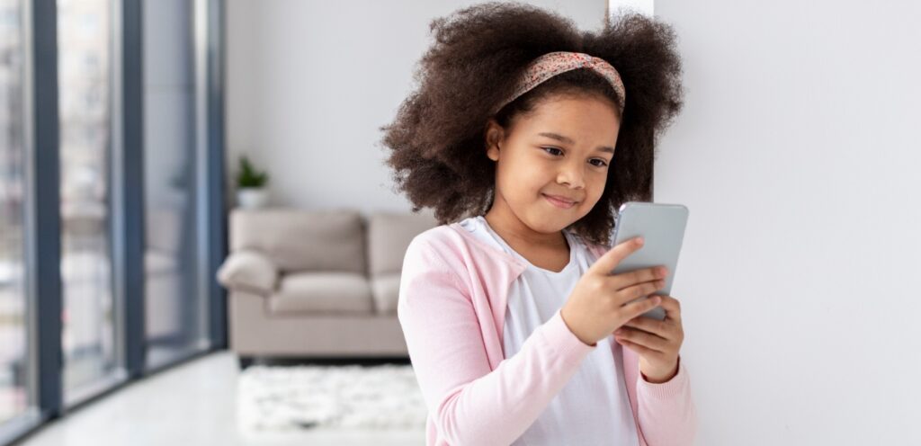 طفلة تستعمل الجوال