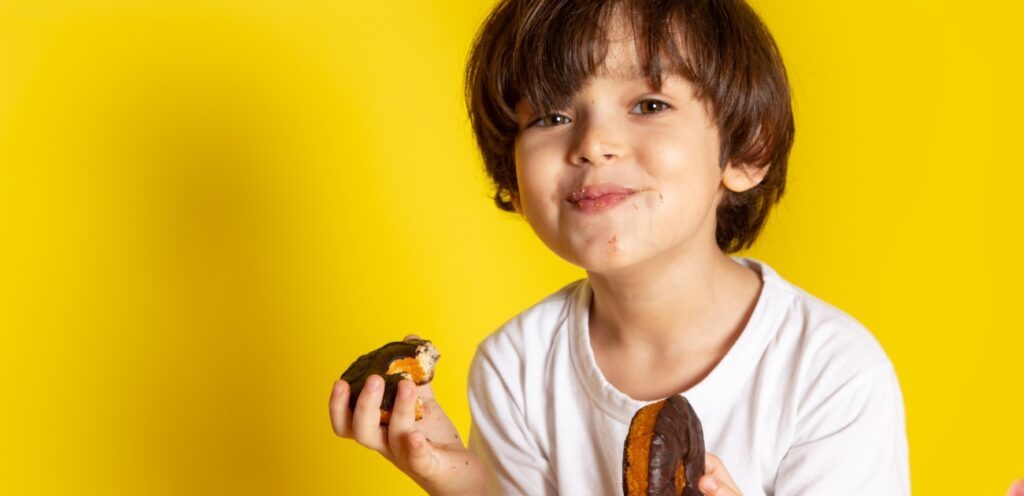 طفل يأكل حلويّات