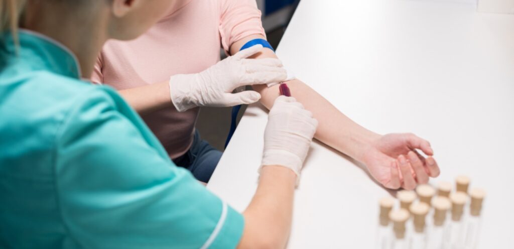 امرأة تسحب دم