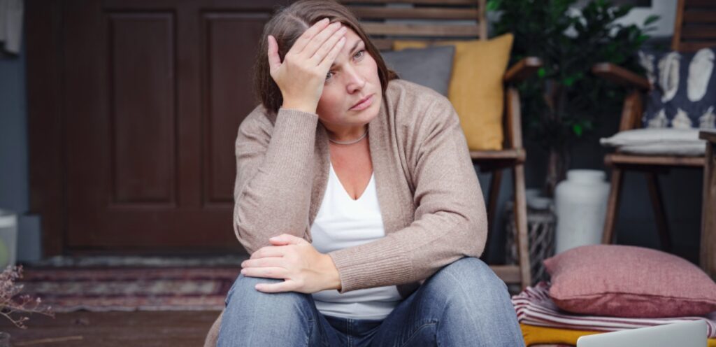 امرأة حزينة