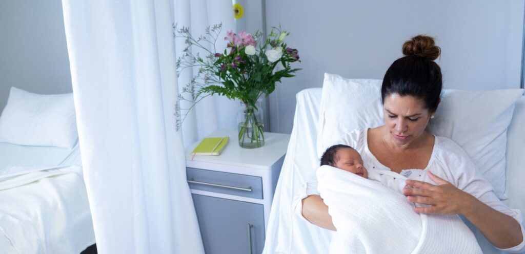 امرأة تحمل رضيعها