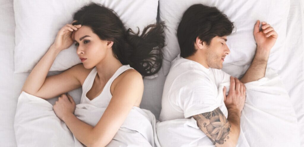 زوجان حزينان في السرير