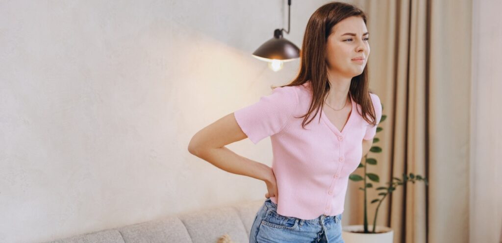 امرأة تعاني من آلام في الظهر