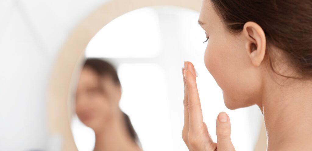 امرأة تضع كريم على بشرتها