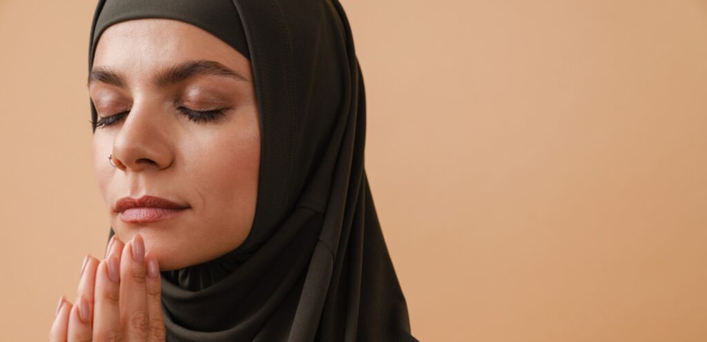 امرأة تتلو دعاءًا