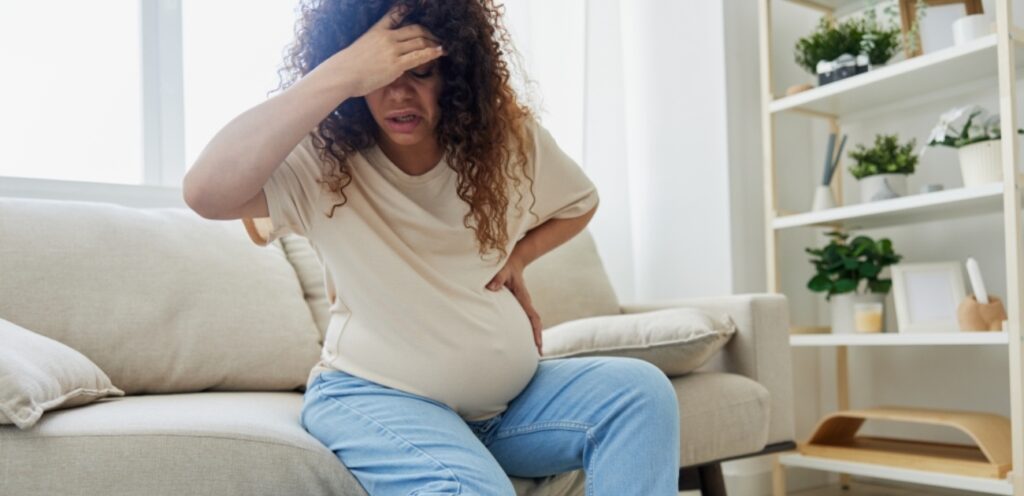 امرأة حامل تشعر بالألم