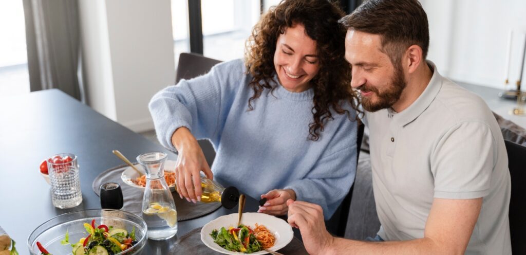 زوجان يتناولان الطعام سويًا