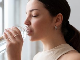 الماء الذي تشربينه يوميًا قد يحتوي مواد مسرطنة بسبب هذا التصرف!