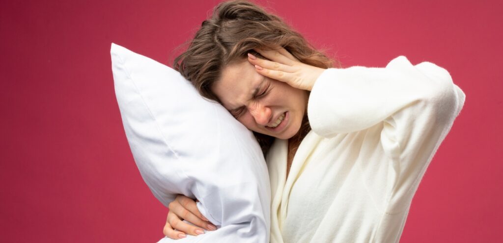 امرأة تعاني من مشاكل في النوم