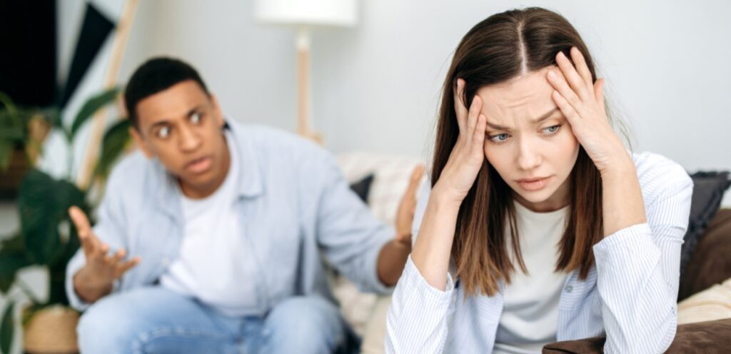 امرأة حزينة وزوجها يوبّخها