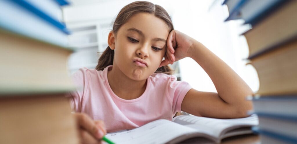 طفل يحّل واجباته المدرسيّة