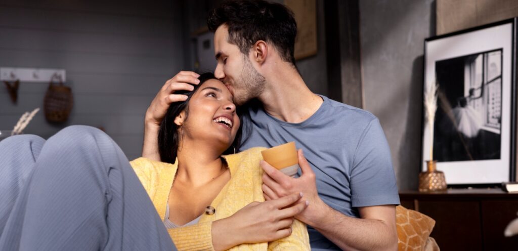 رجل يقبّل زوجته في رأسها