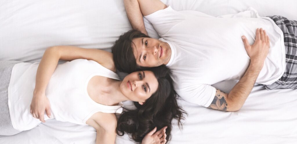 زوجان سعيدان على السرير