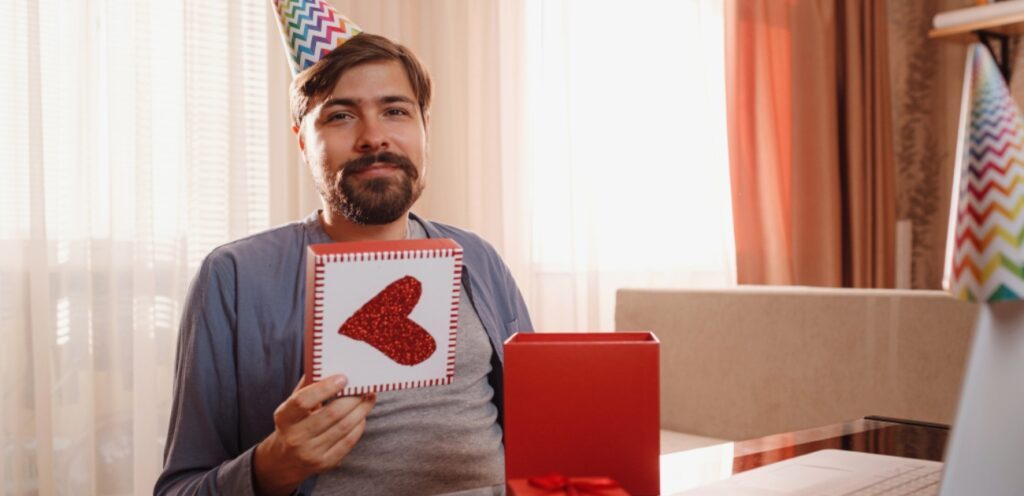 رجل يحتفل بعيد ميلاده