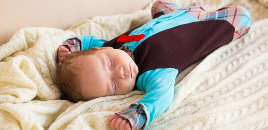 طفل رضيع نائم