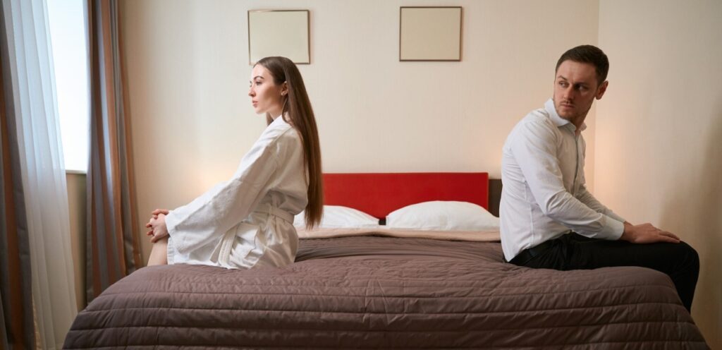 زوجان حزينان على السرير