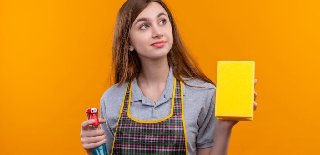 امراة تمسك أدوات تنظيف