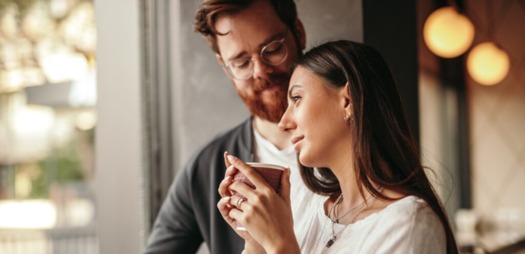 زوجان سعيدان في مقهى