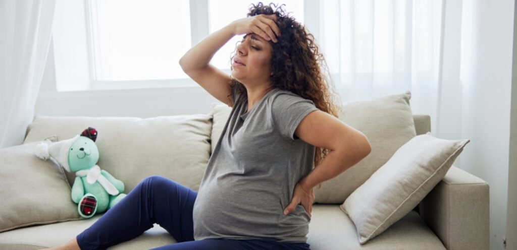 امرأة حامل تعاني من الألم