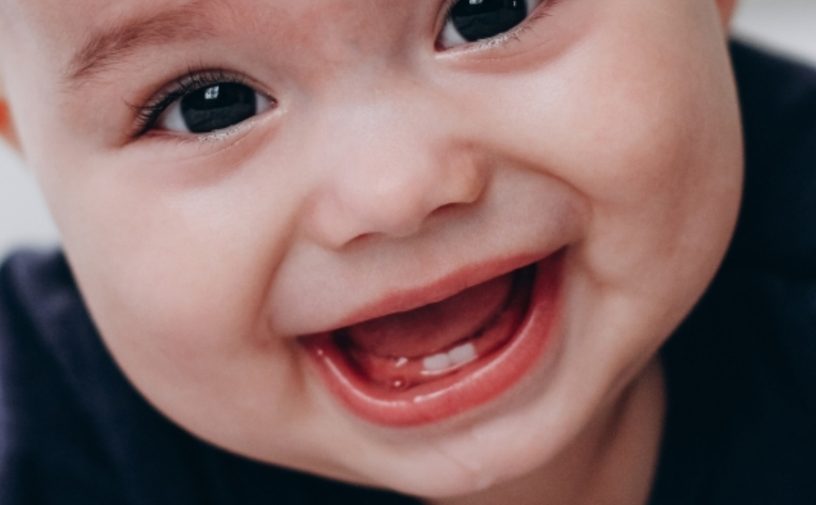 متى يبدأ التسنين عند الرضيع