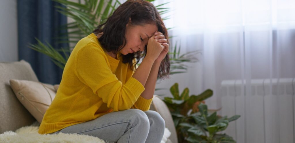 امرأة حزينة ووحيدة