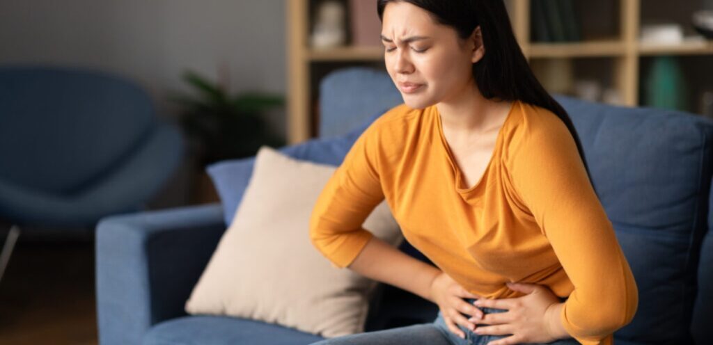 امرأة تعاني من آلام البطن