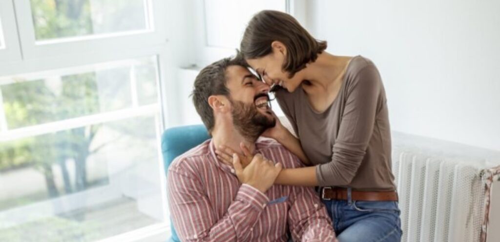 زوجان سعيدان رومانسيان