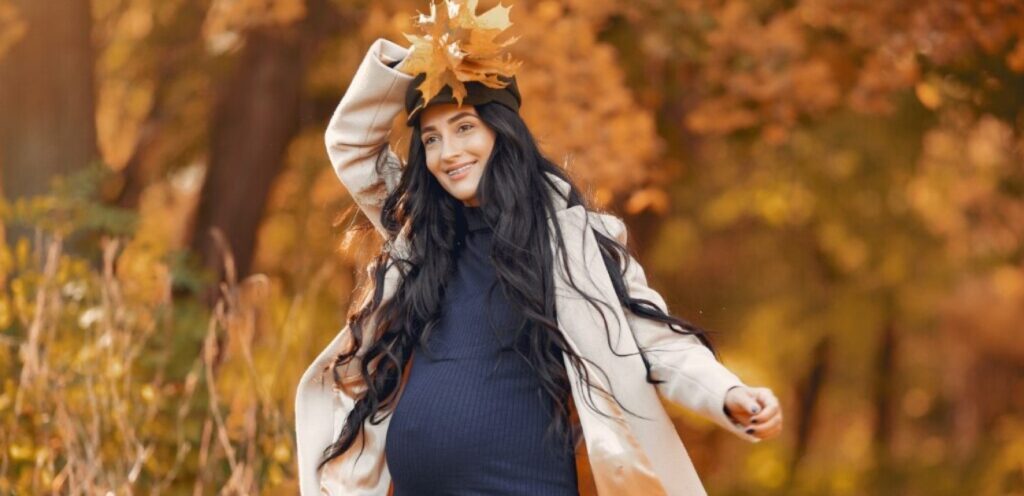 امرأة حامل سعيدة