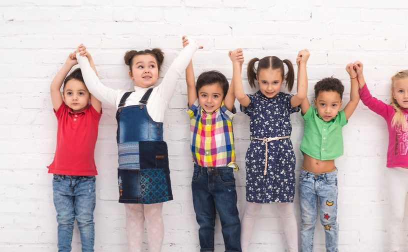 أطفال سعداء