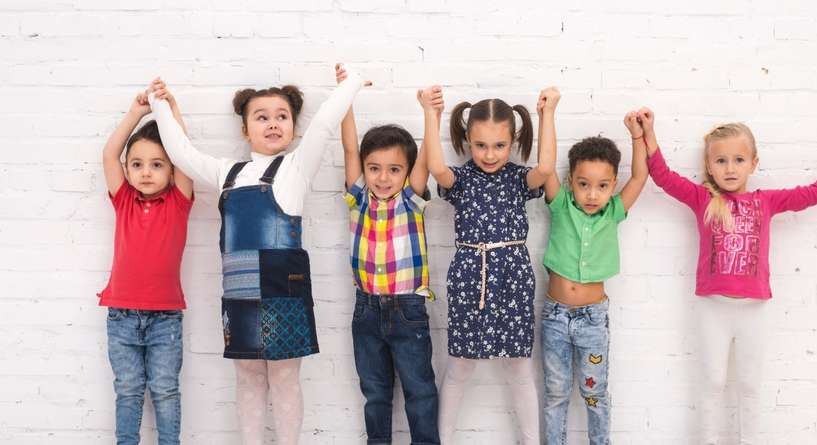 أطفال سعداء