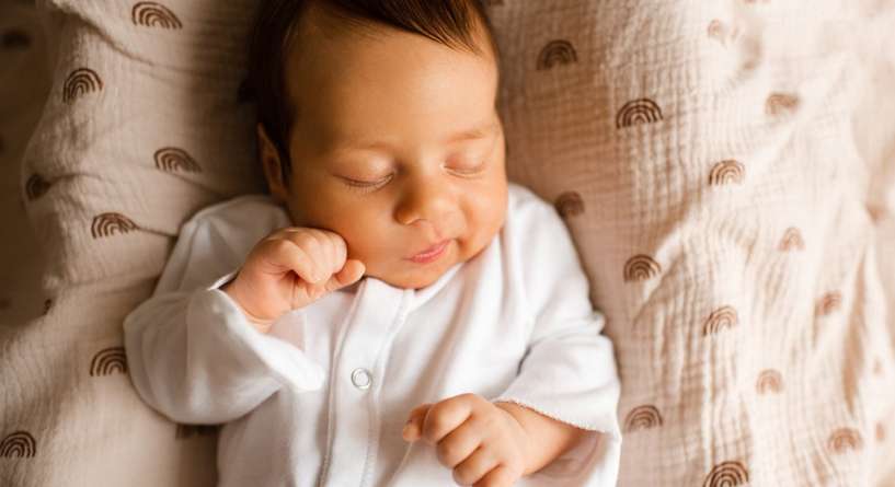 طريقة نوم الرضيع بالصور