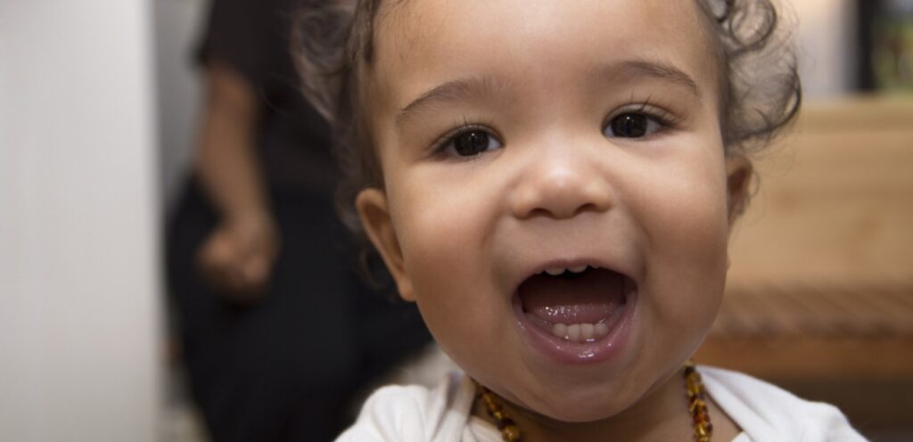 طفل رضيع مبتسم