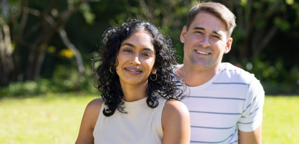 امرأة ورجل مبتسمان