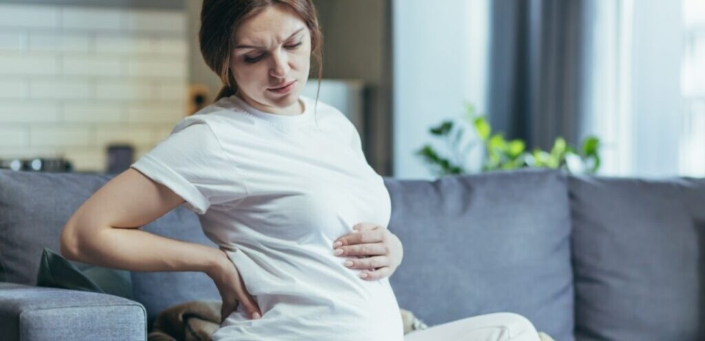 امرأة حامل تعاني من آلام في البطن
