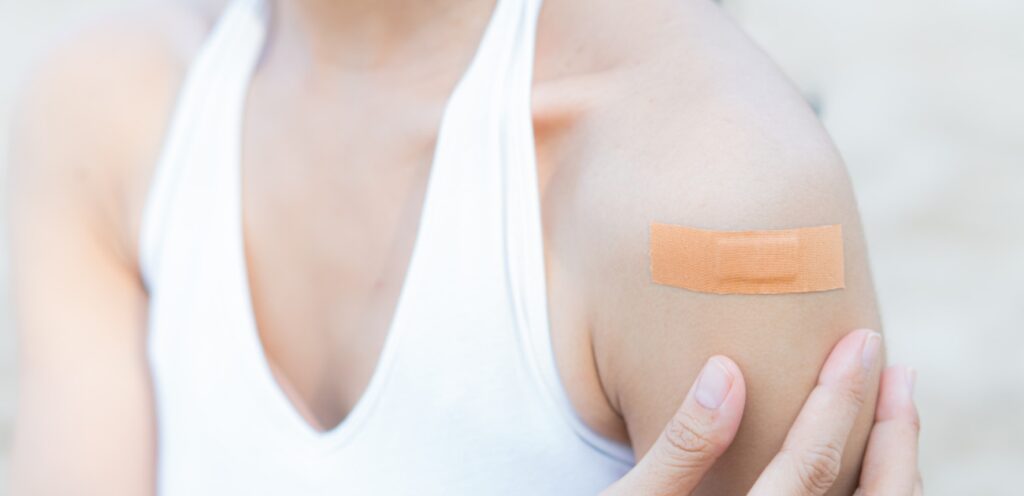 امرأة تضع لصقة على ذراعها