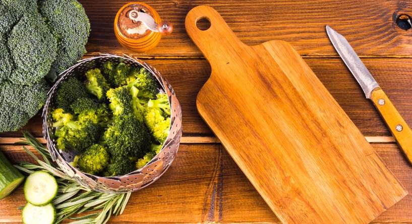 الخشب أم البلاستيك؟ دراسة جديدة تحسم الجدل حول اختيار لوح التقطيع!