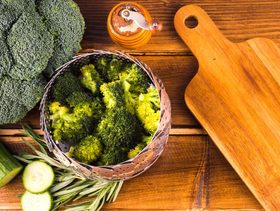 الخشب أم البلاستيك؟ دراسة جديدة تحسم الجدل حول اختيار لوح التقطيع!