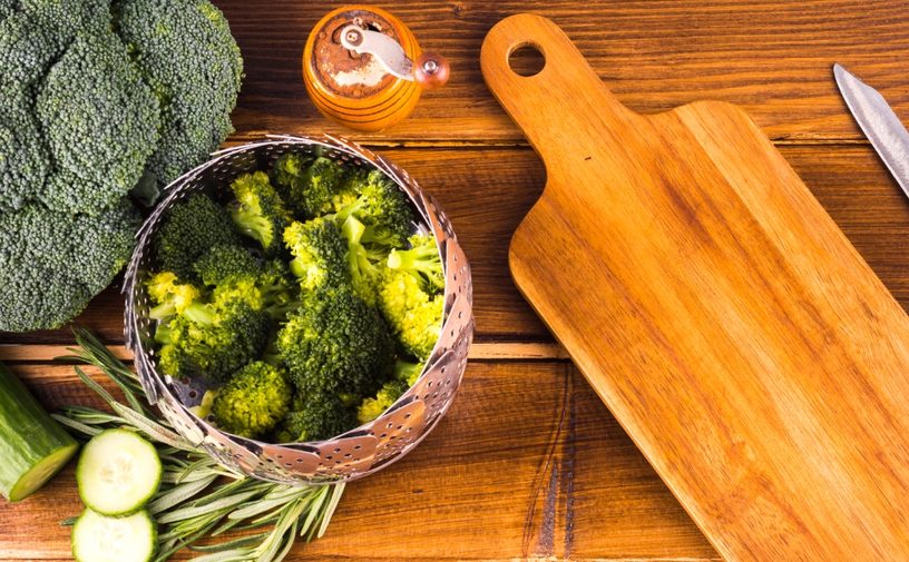 الخشب أم البلاستيك؟ دراسة جديدة تحسم الجدل حول اختيار لوح التقطيع!