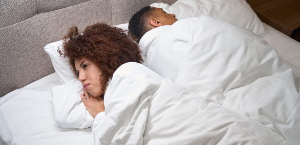 زوجان حزينان في السرير