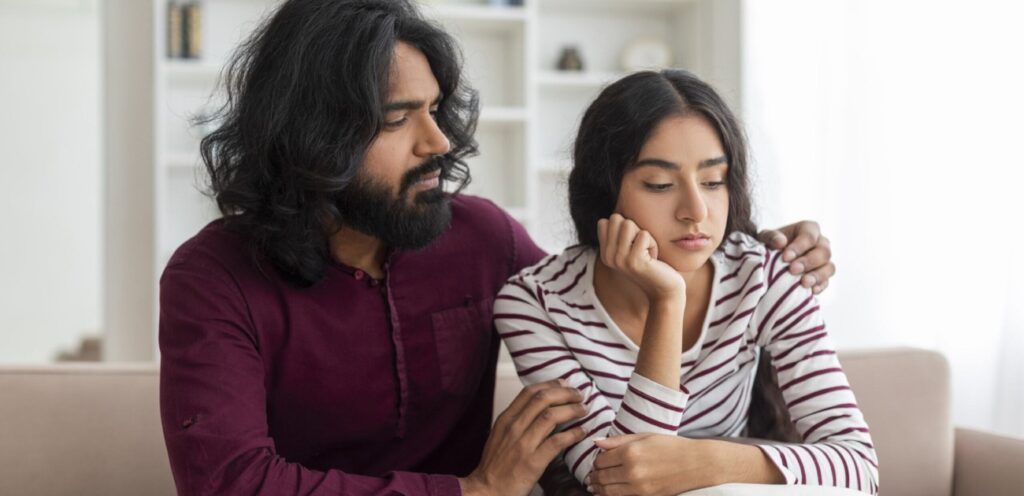 امرأة حزينة ورجل يواسيها