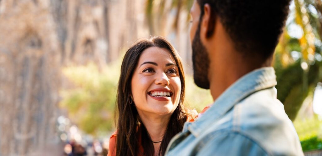 امرأة تنظر إلى زوجها بسعادة