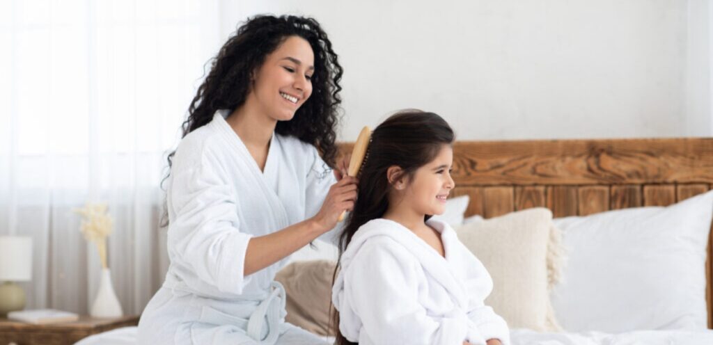 أمّ تسرّح شعر طفلتها