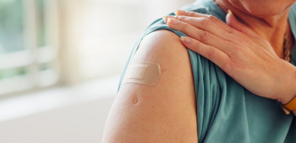 امرأة تضع لصقة على ذراعها