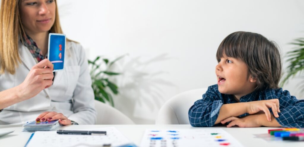 طفل لدى مختصّة نطق