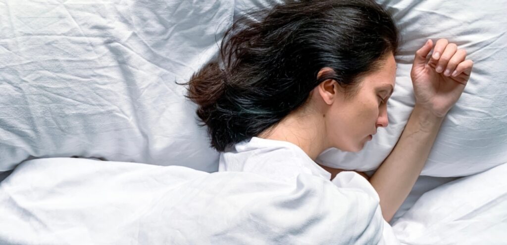 امرأة نائمة في السرير