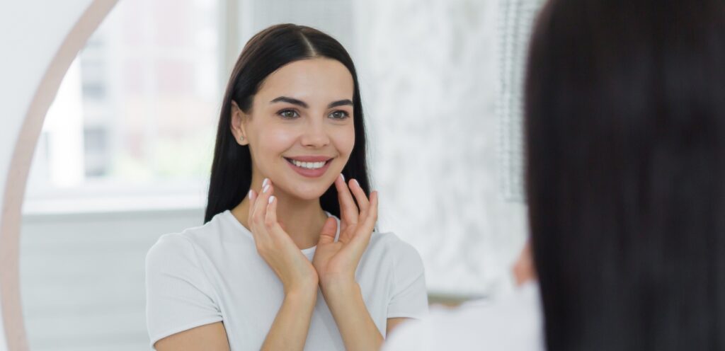 امرأة تعتني ببشرتها