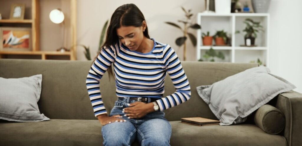 امرأة تعاني من آلام في المعدة